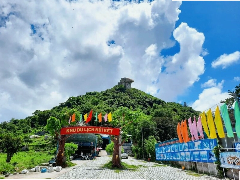 Con đường dẫn lên núi tại An Giang