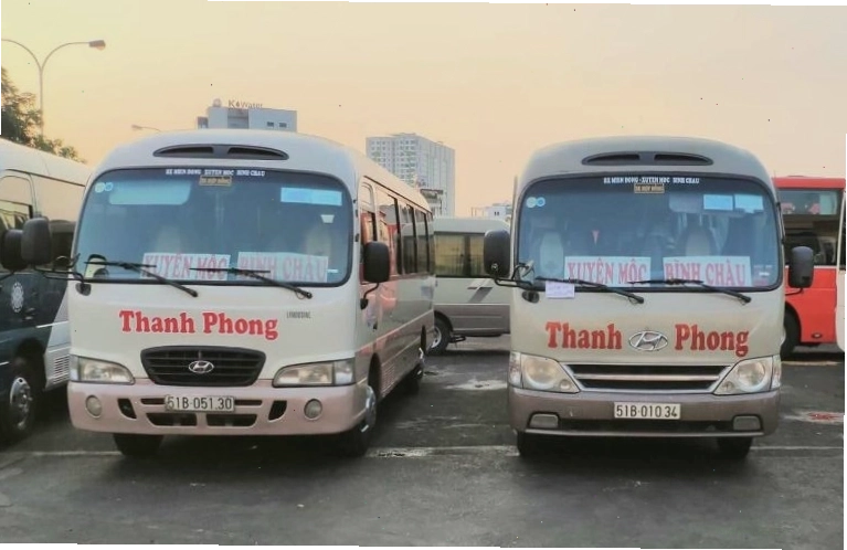 Con đường dẫn vào khu du lịch Suối Nước Nóng Bình Châu