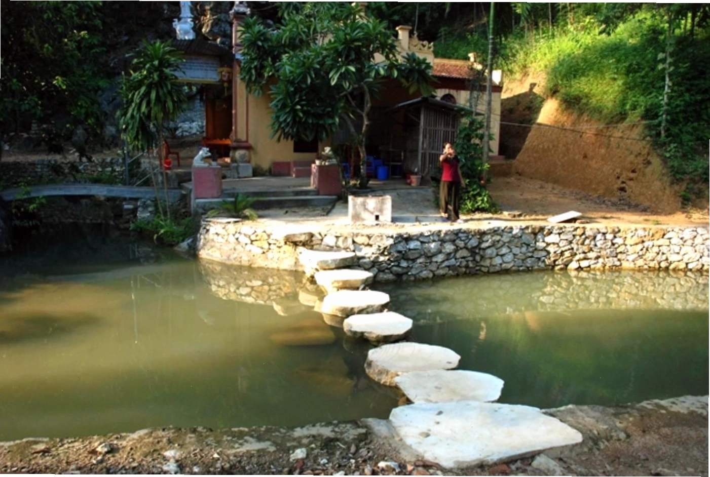 Con đường dẫn vào ngôi đền thờ Tiên Cô tại Đền Suối Tiên