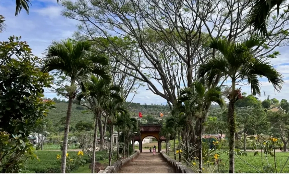 Con đường dẫn vào tu viện Bát Nhã yên bình