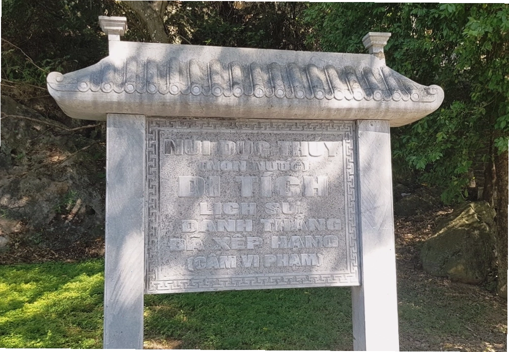 Con đường lên đỉnh Núi Non Nước