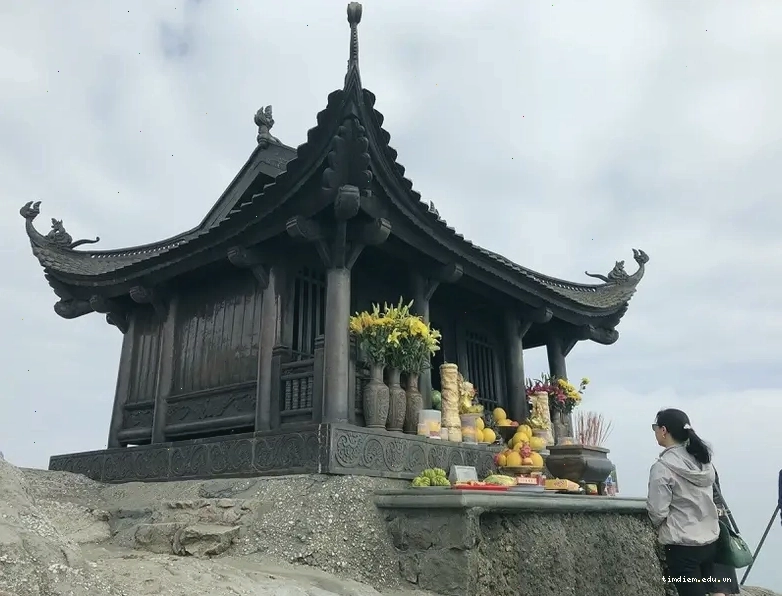 Con đường lên núi Yên Tử với cảnh sắc thiên nhiên tươi đẹp