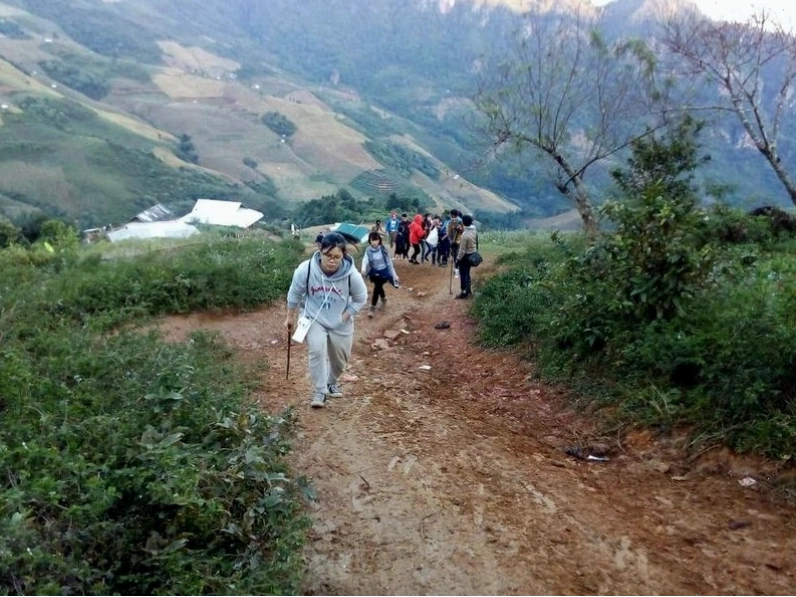 Con đường mòn dẫn lên đỉnh Pha Luông