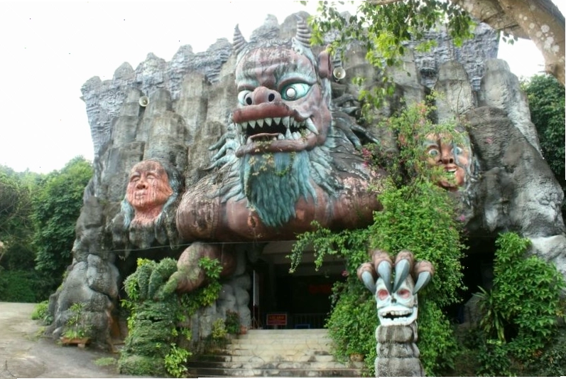 Con đường mòn dẫn vào khu du lịch