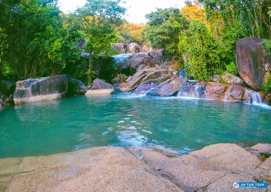Con đường mòn dẫn vào Suối Tiên Núi Dinh