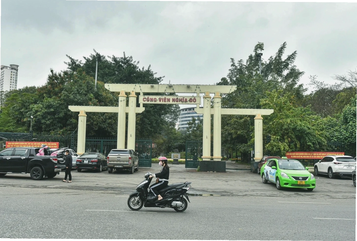 Con đường rợp bóng cây tại Công viên Nghĩa Đô