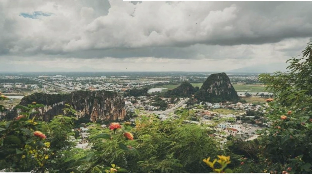 Con đường từ bãi biển Non Nước đến Ngũ Hành Sơn