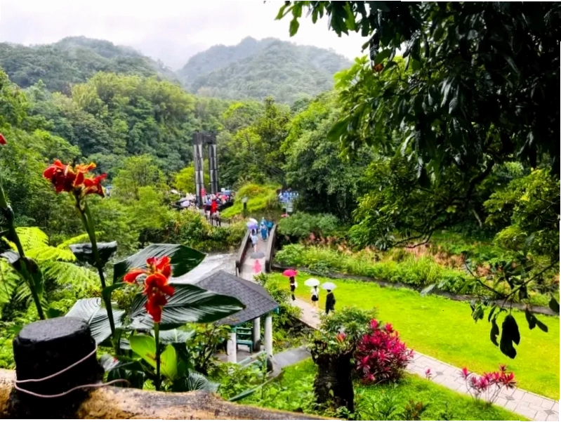 Con đường vào thác nước đi qua một cái cầu treo dây