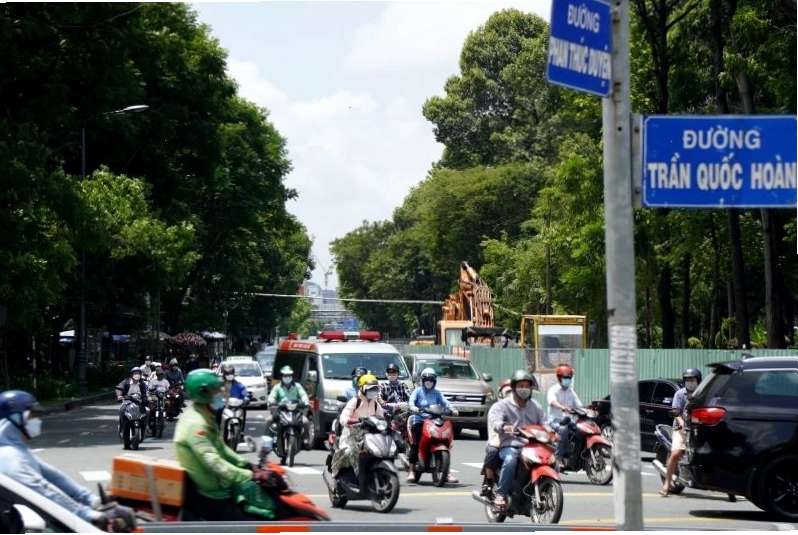 Cổng chào hiện đại của Công viên Hoàng Văn Thụ