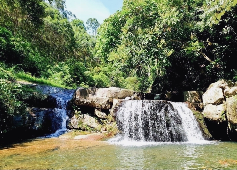 Cổng chào khu du lịch sinh thái Suối Mỡ
