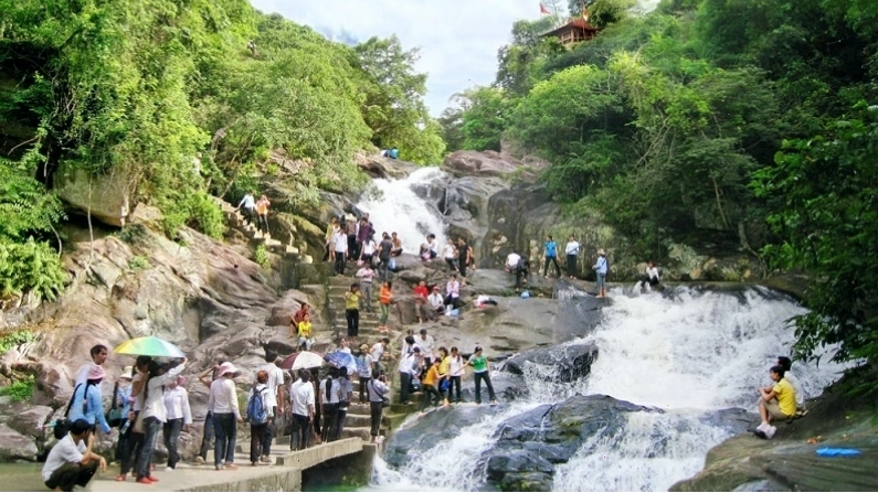 Cổng chào khu du lịch Suối Mỡ, mở ra không gian khám phá kỳ thú