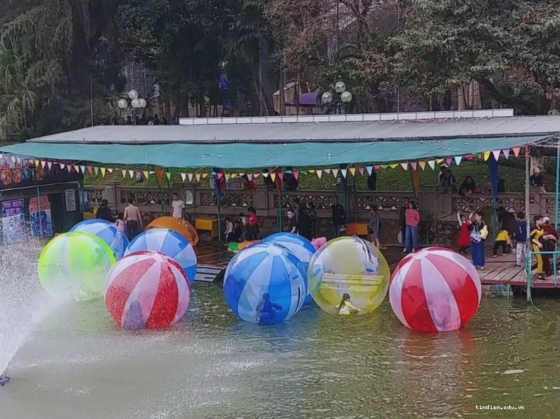 Cổng chính Công viên Thủ Lệ Hà Nội nhìn từ bên ngoài