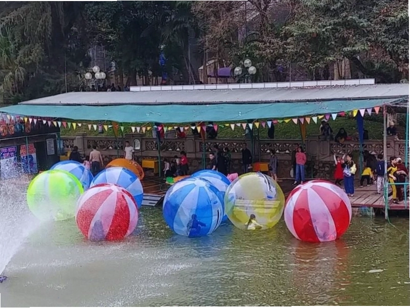 Cổng chính Công viên Thủ Lệ trên đường Bưởi rộng rãi
