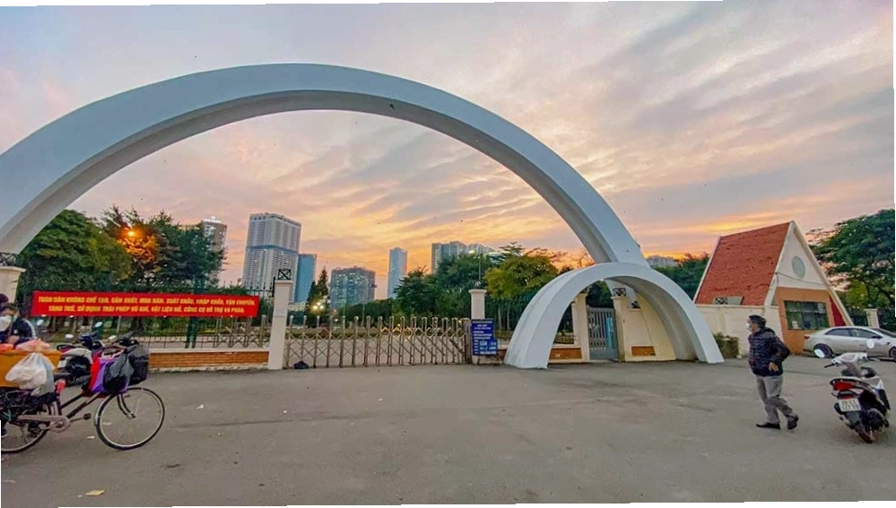 Cổng chính của công viên Cầu Giấy với kiến trúc mái vòm độc đáo.