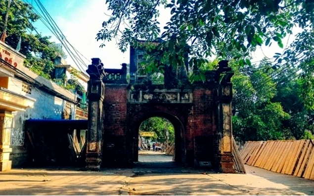 Cổng làng Thổ Hà với kiến trúc cổ kính và không gian yên bình