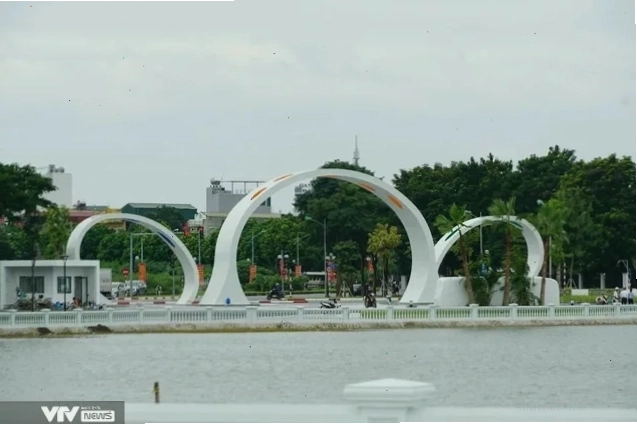 Cổng ra vào Công viên Long Biên thiết kế đẹp mắt