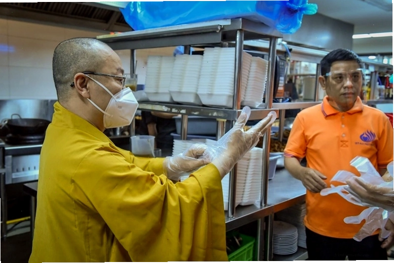 Công tác chuẩn bị suất cơm chay tại Nhà hàng chay Giác Ngộ