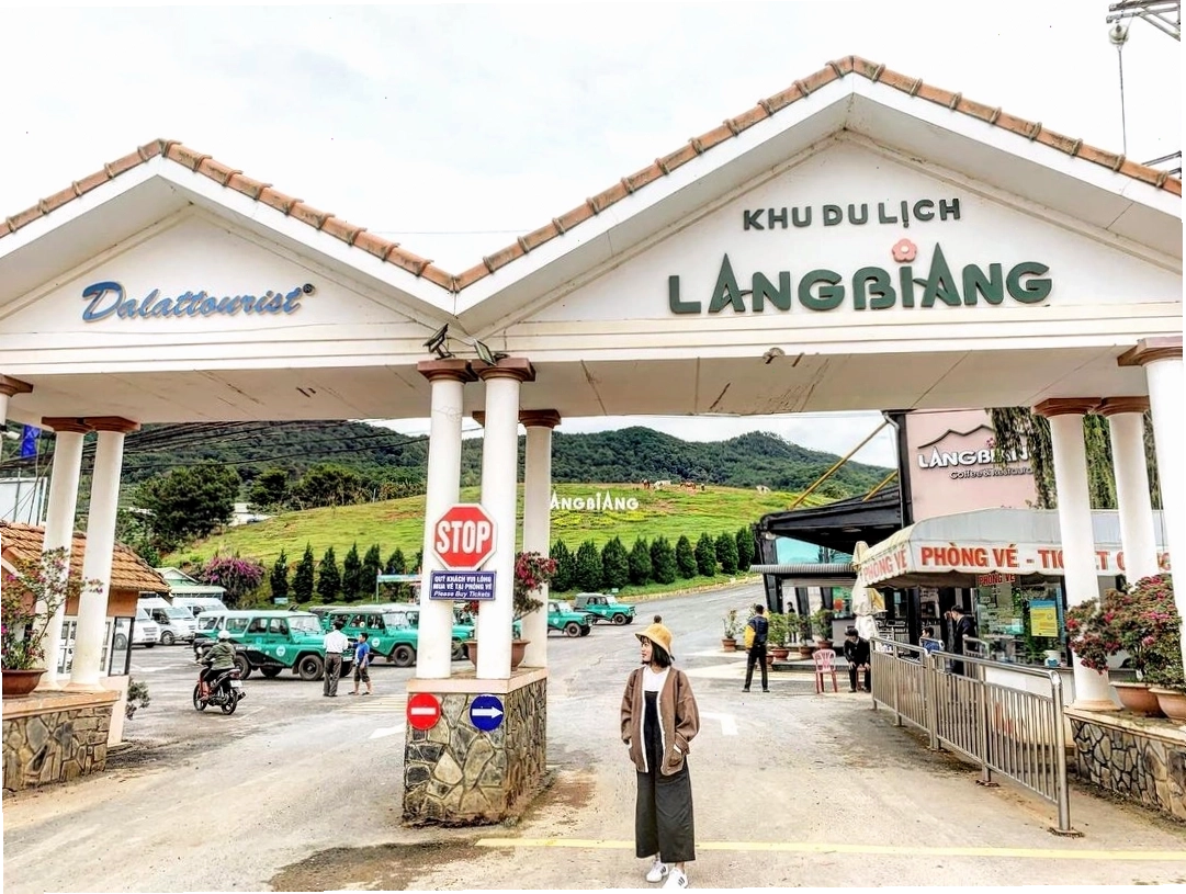 Cổng vào khu du lịch Langbiang, nơi du khách mua vé và bắt đầu hành trình khám phá