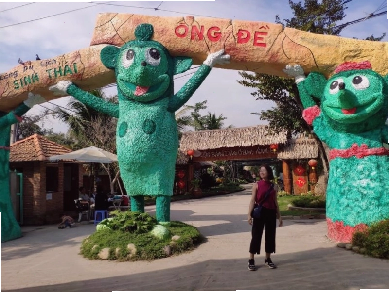 Cổng vào khu du lịch sinh thái Ông Đề với thiết kế độc đáo, thu hút du khách