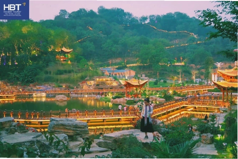 Công viên ánh sáng Hà Khẩu lung linh huyền ảo về đêm với hàng ngàn ánh đèn rực rỡ