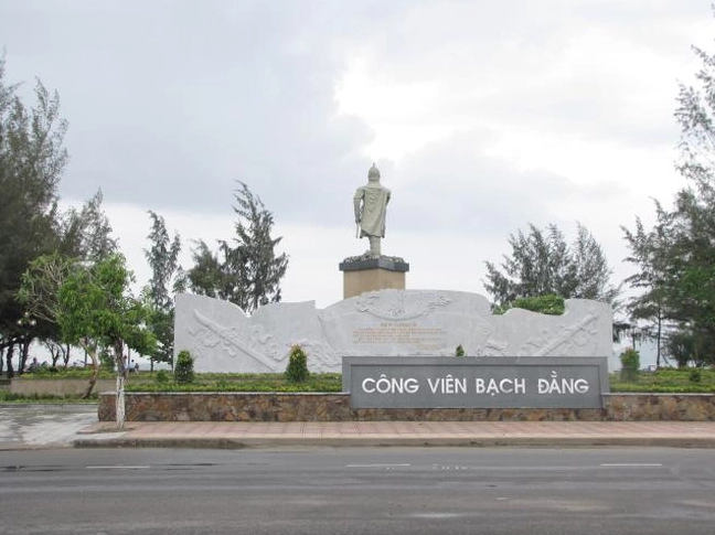 Công viên Bạch Đằng Nha Trang điểm nhấn xanh bên bờ biển