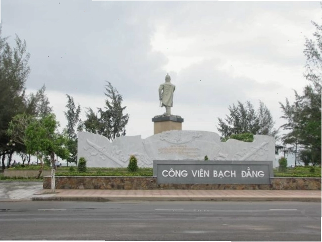 Công viên Bạch Đằng nổi bật với tượng đài Trần Hưng Đạo