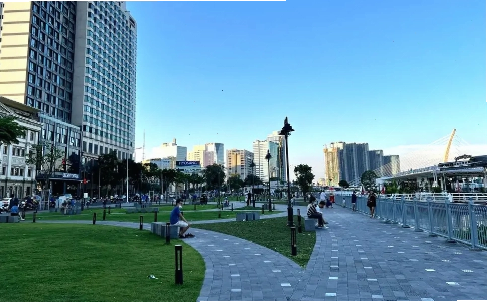 Công viên Bến Bạch Đằng lúc chiều tà