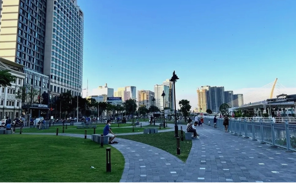 Công viên Bến Bạch Đằng lúc chiều tà, không gian lãng mạn