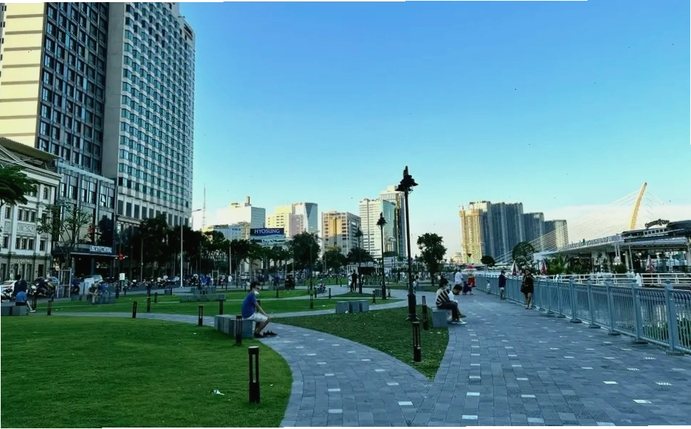 Công viên Bến Bạch Đằng lúc chiều tà, khung cảnh lãng mạn