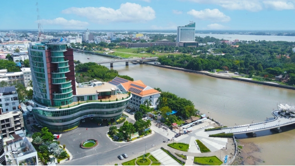 Công viên Bến Ninh Kiều nhìn từ trên cao lung linh về đêm