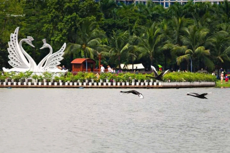Công viên Hồ Thiên Nga Ecopark: Điểm đến lý tưởng cho mọi gia đình