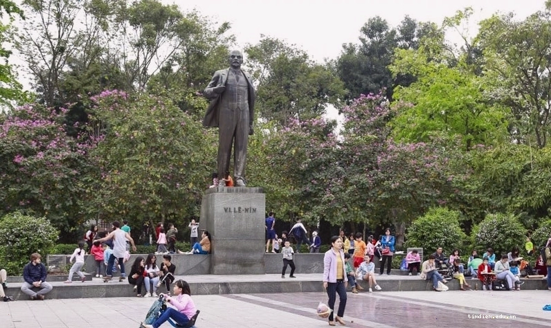 Công viên Lê Nin vào buổi sáng, Hà Nội