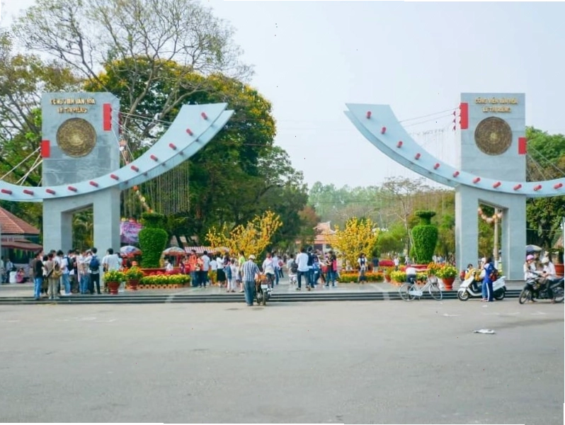 Công viên Lê Thị Riêng xanh mát với nhiều cây cổ thụ lớn