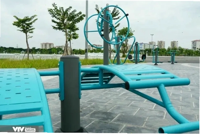 Công viên Long Biên về đêm lung linh ánh đèn