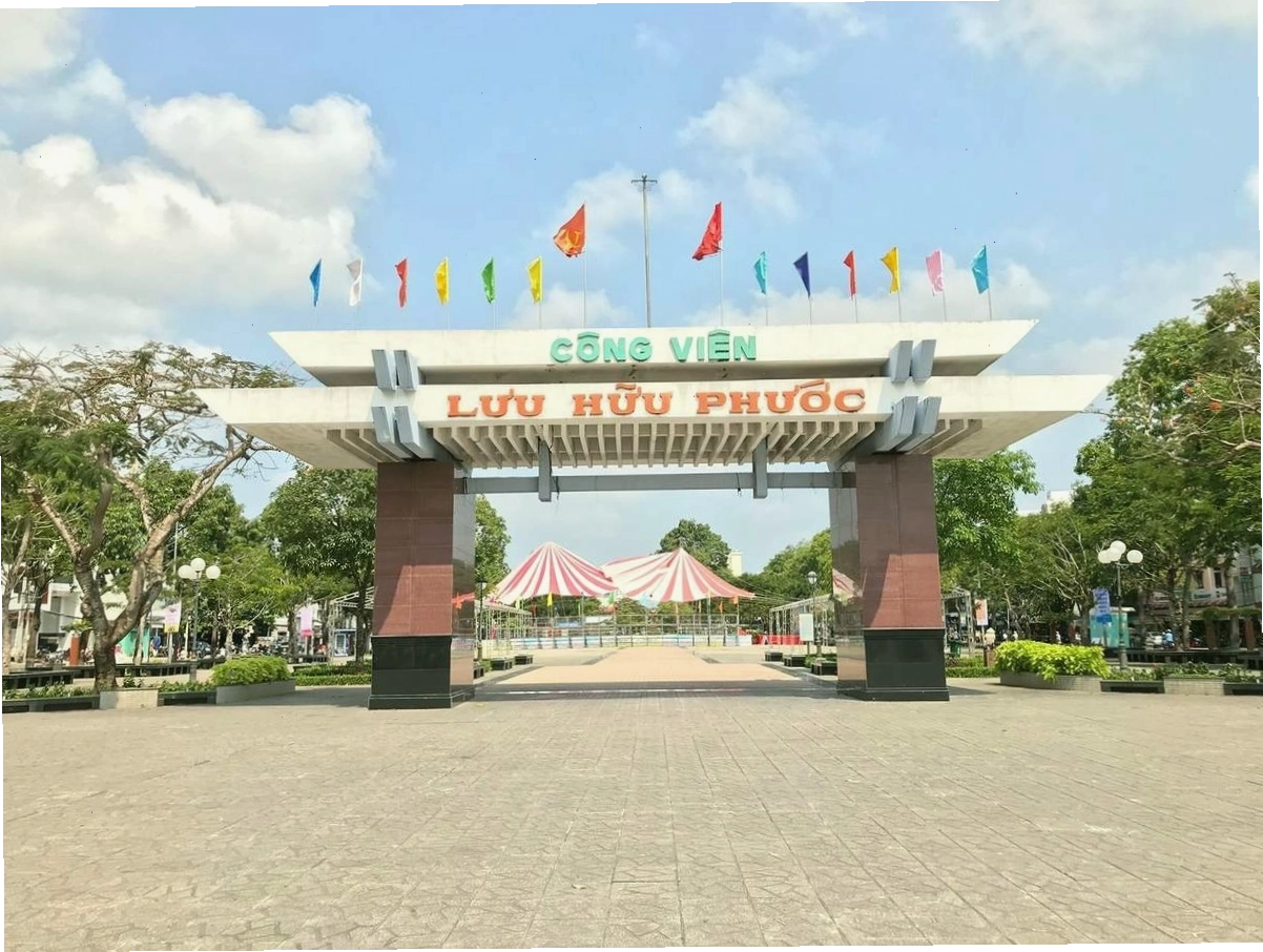Công viên Lưu Hữu Phước với thiết kế hình cây đàn độc đáo