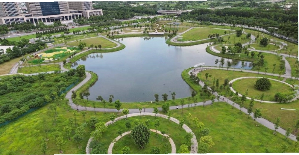 Công viên Mễ Trì với hồ điều hòa xanh mát và cây cối bao quanh