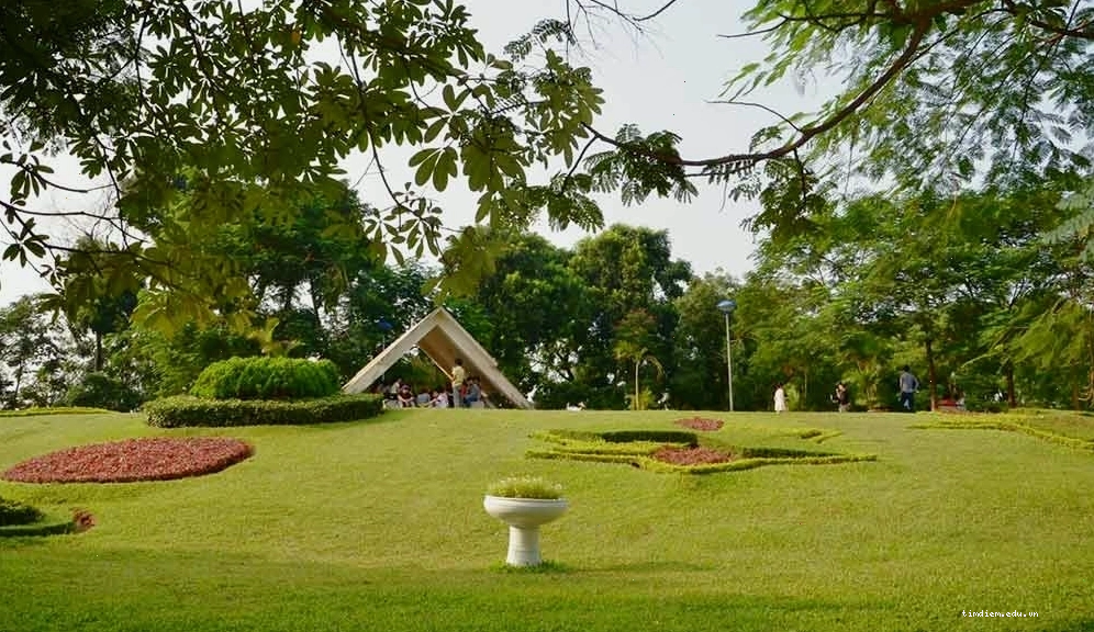 Công viên Nghĩa Đô với không gian xanh mát, trong lành.