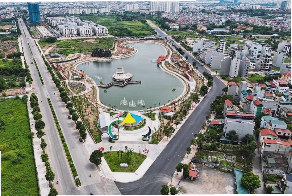 Công viên Ngọc Thụy với hồ điều hòa rộng lớn và không gian cây xanh thoáng đãng