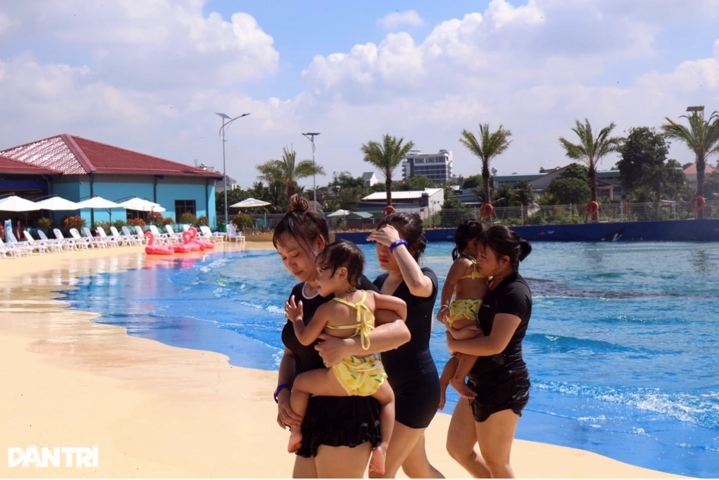 Công viên nước đầu tiên tại Tây Ninh hút người dân giữa mùa nắng nóng - 1