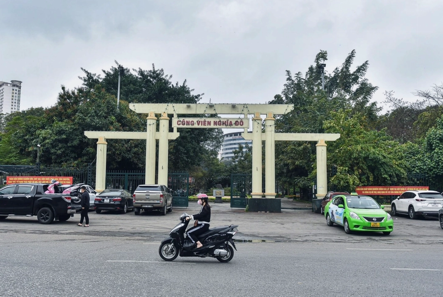 Công viên nước Hồ Tây với nhiều trò chơi dưới nước hấp dẫn