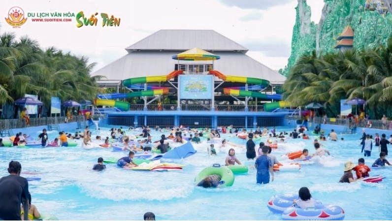 Công viên nước Suối Tiên được mệnh danh là đại dương xanh giữa lòng thành phố