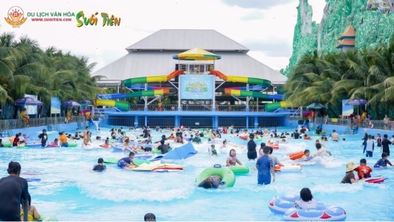 Công viên nước Suối Tiên với biển nhân tạo xanh mát