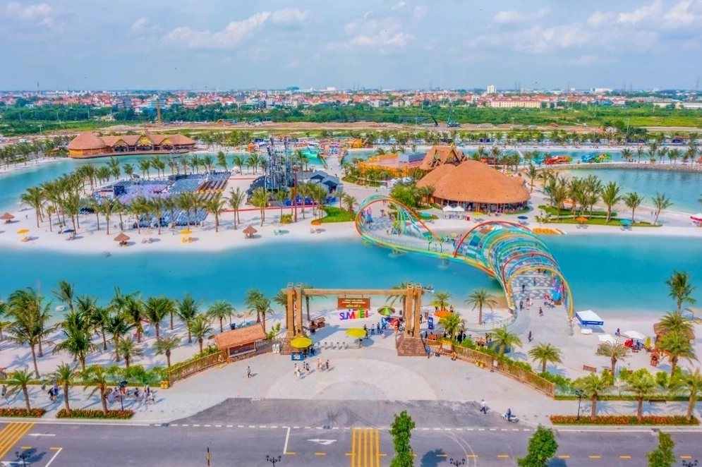 Công viên nước VinWonders Hà Nội Wave Park với hồ nước mặn rộng lớn