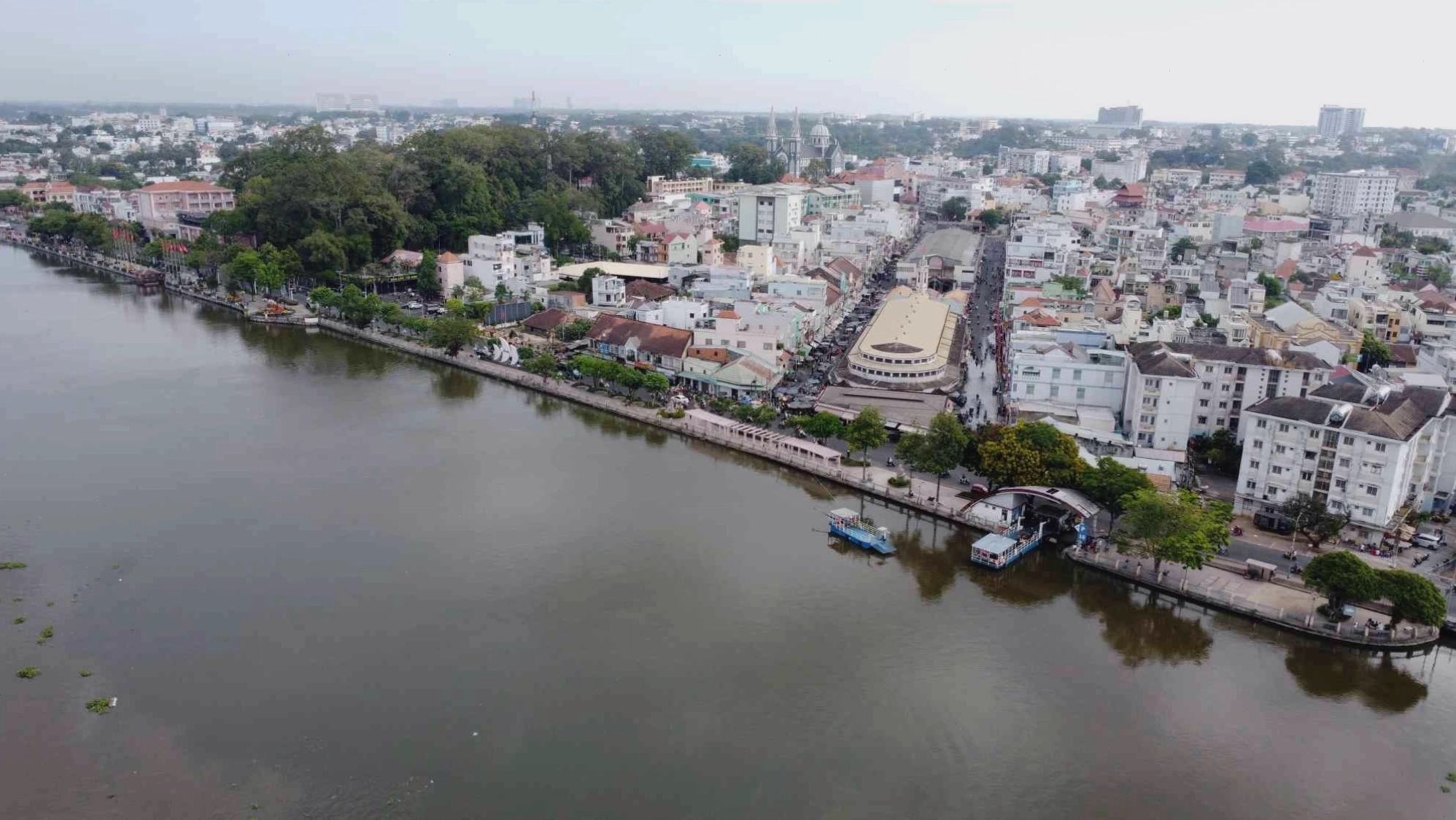 Công viên phố đi bộ Bạch Đằng dài khoảng 1km chạy dọc bờ sông Sài Gòn