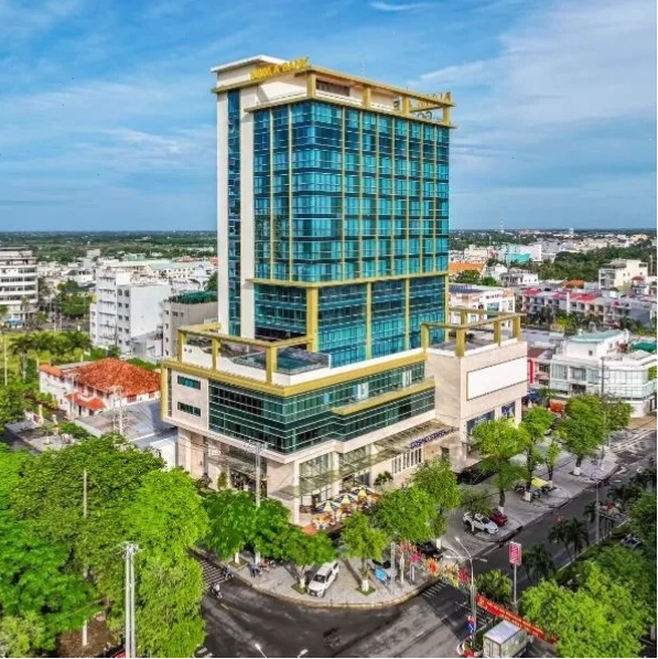 Cosmo Stars Hotel Bạc Liêu với hồ bơi ngoài trời và không gian xanh mát