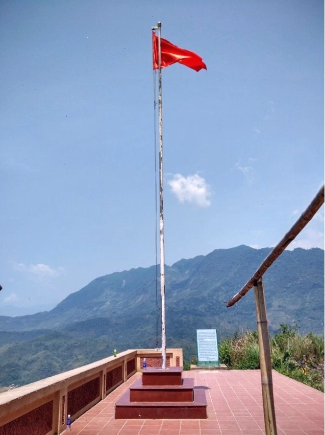 Cột cờ đỉnh đèo Thung Khe nhìn xuống thung lũng Mai Châu