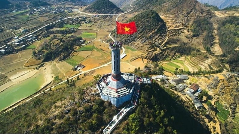 Cột cờ Lũng Cú, địa điểm du lịch Hà Giang mang ý nghĩa biểu tượng quốc gia