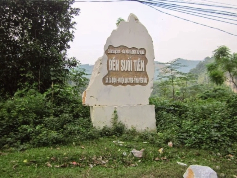 Cột đá trước khu di tích văn hóa-lịch sử Đền Suối Tiên tại Yên Bái