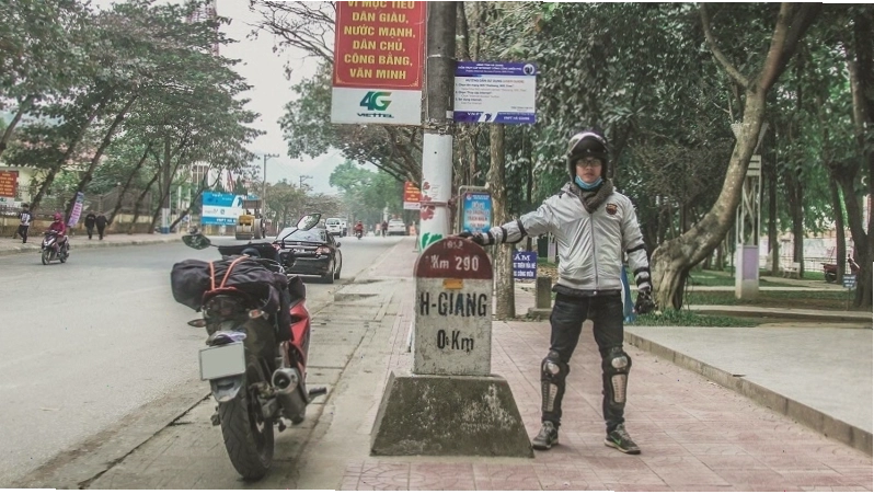 Cột mốc số 0km Hà Giang đánh dấu sự khởi đầu hành trình