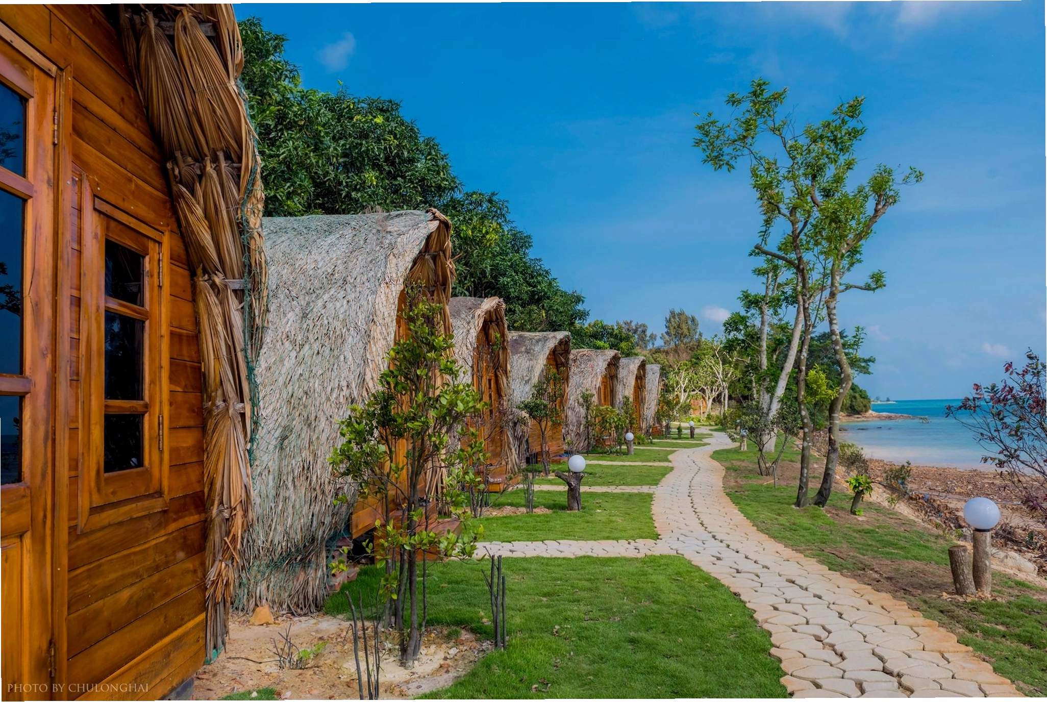 Coto Village với kiến trúc bungalow nhà gỗ mái cọ nhìn ra biển Hồng Vàn